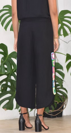 Calça Pantacourt Preta SunFlowers